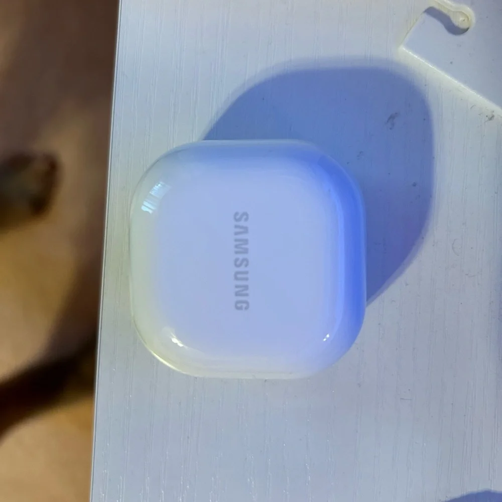 Samsung White Wireless Earbuds